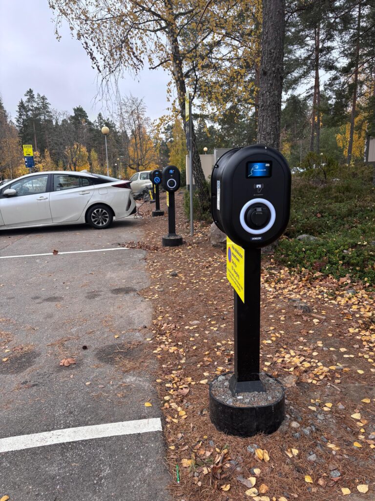Sähköautonlatauspiste parkkipaikalla